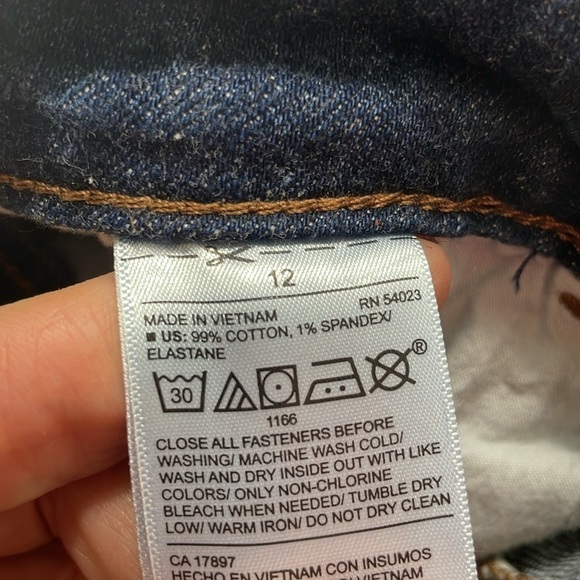 Old Navy rolled hem high waisted lightly distressed jeans shorts in size 12 - Picture 4 of 6